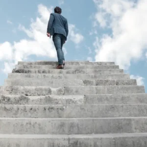 Emprendedor subiendo las escaleras del éxito gracias a Limbo - Grupos de Apoyo