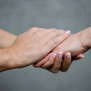 Imagen de dos manos ayudandose Limbo - Grupos de Apoyo