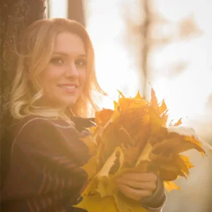 Mujer radiante en el exterior, feliz, gracias a Limbo - Grupos de Apoyo