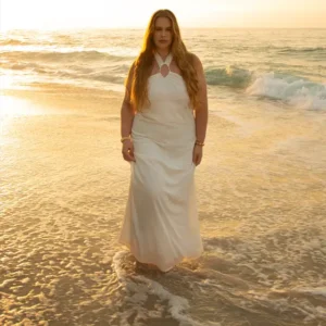 Mujer caminando en la playa cerca de las olas, recordandonos libertad, plenitud Limbo - Grupos de Apoyo