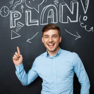 Hombre con pared detras con un letrero grande en tiza que dice Plan. Limbo - Grupos de Apoyo